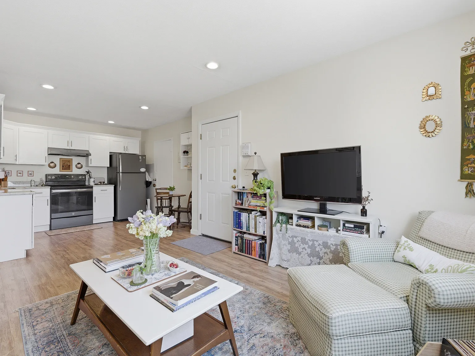 2 bed, 775 sqft, $2,500 — Photo 2