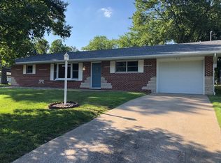 300 Lakeshore Dr, Carterville, IL 62918
