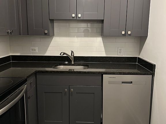 2nd image of 3825-3825 N Pine Grove Ave #319
