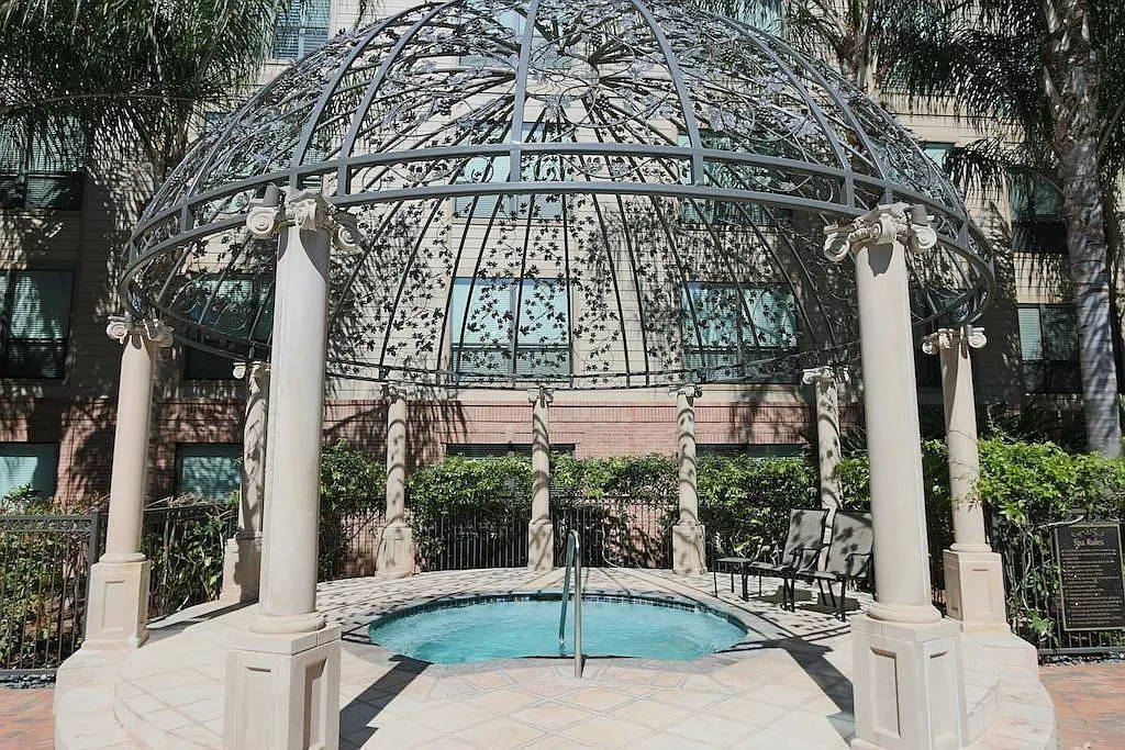 1 bed, 1.0 bath, 793 sqft, $2,050 — Photo 2