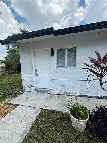 4145 SW 19th St #3 Photo 1