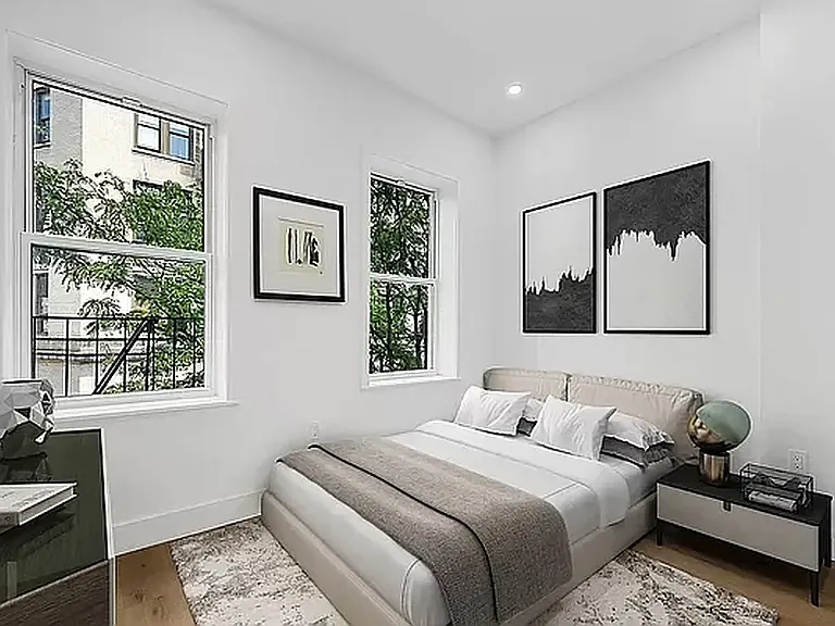 218 E 9th St #2 — Photo 3