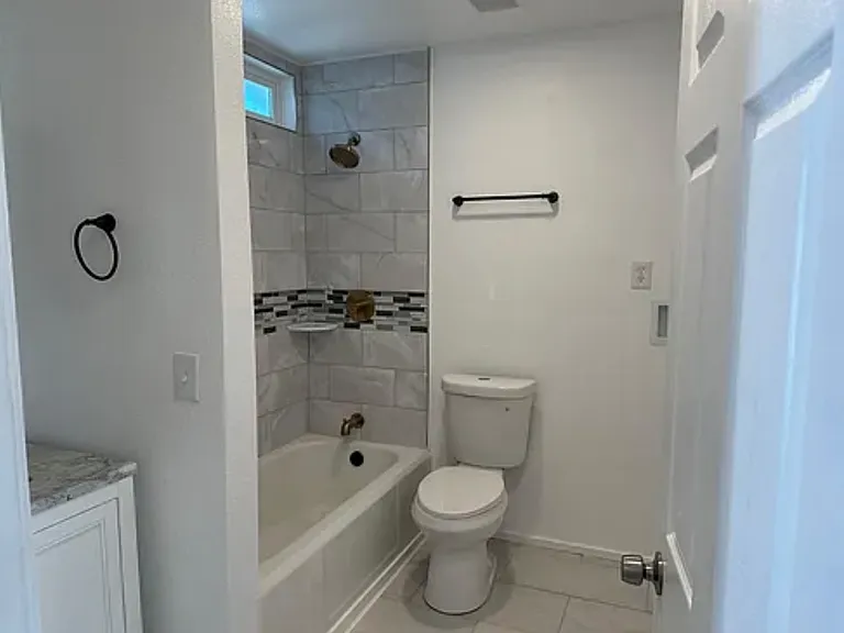 13950 Hesperia Rd #3A — Photo 7