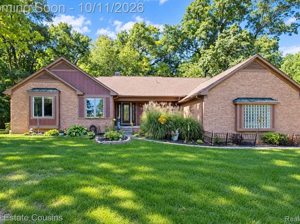 5123 Canyon Oaks Dr, Brighton, MI 48114