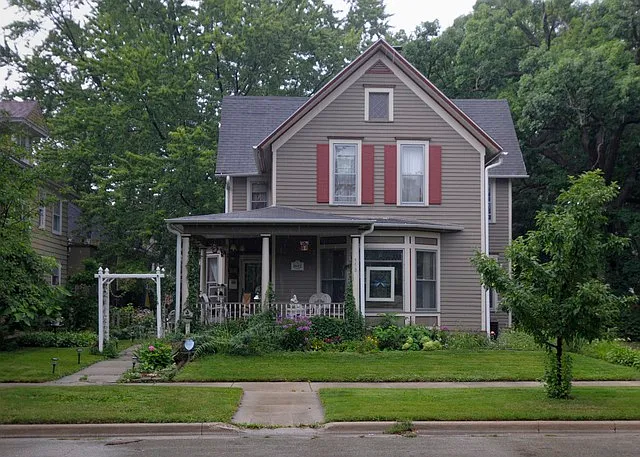 558 Division St photo 1