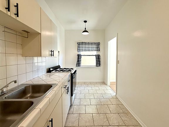 5th image of 105 S Commonwealth Ave #4
