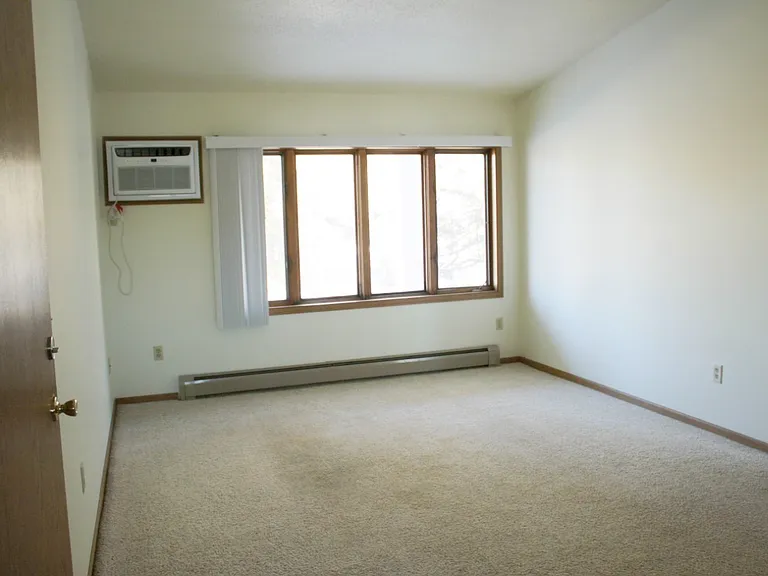 Williamsburg Apartments - Attached Double Garage! — Photo 9