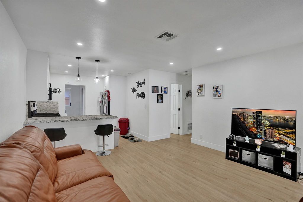 209 NE 9th Street, photo 3