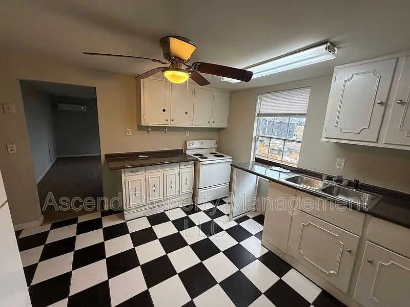 3 bed, 1.0 bath, $1,500 — Photo 2