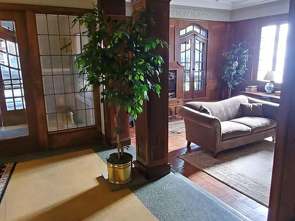 2nd image of 317 S Oak Park Ave #304