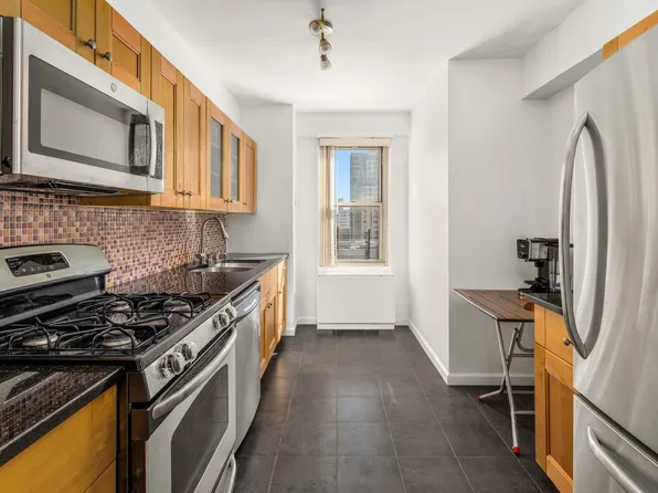 107-40 Queens Boulevard image 3 of 9