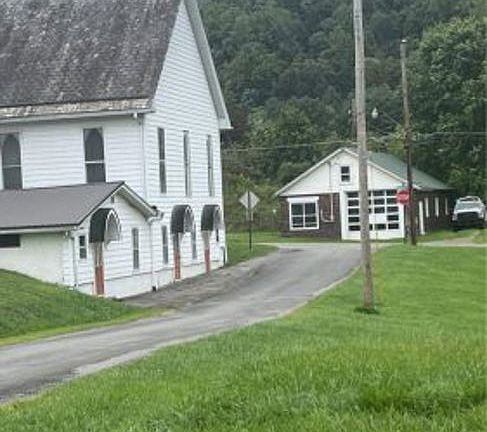 Exterior Neighborhood (street photo)