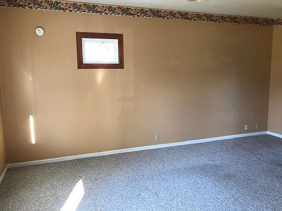 4th image of 902 W Lawn Ave