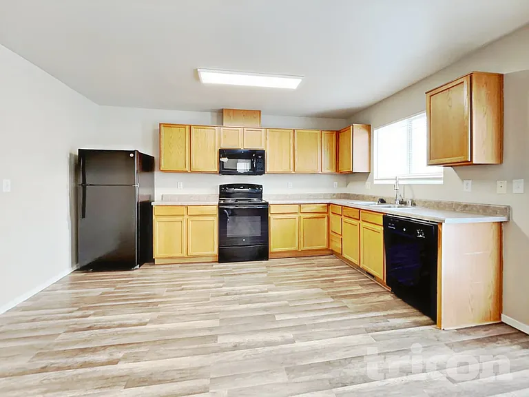 8818 Sunset Breeze Dr — Photo 3