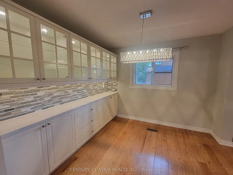 28 Holsworthy Cres — Photo 9