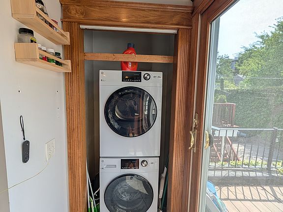 4th image of 527 E 3rd St APT 2