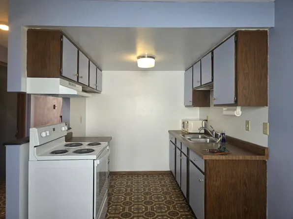215 Clairmont Ct APT C, Neenah, WI 54956