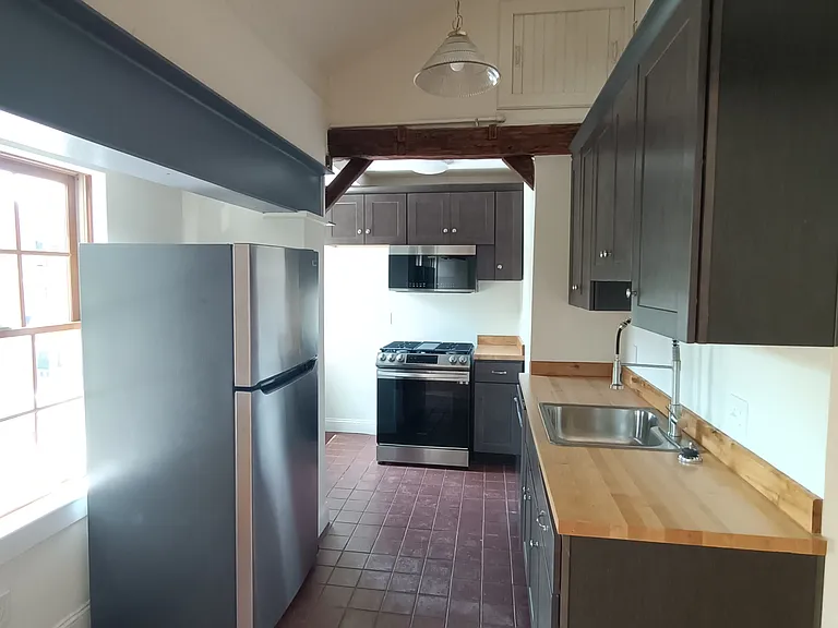 300 Main St #4 — Photo 3