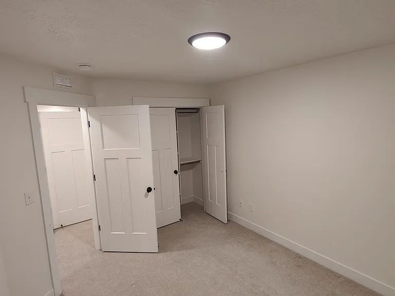 682 E Benbrook Ln — Photo 15