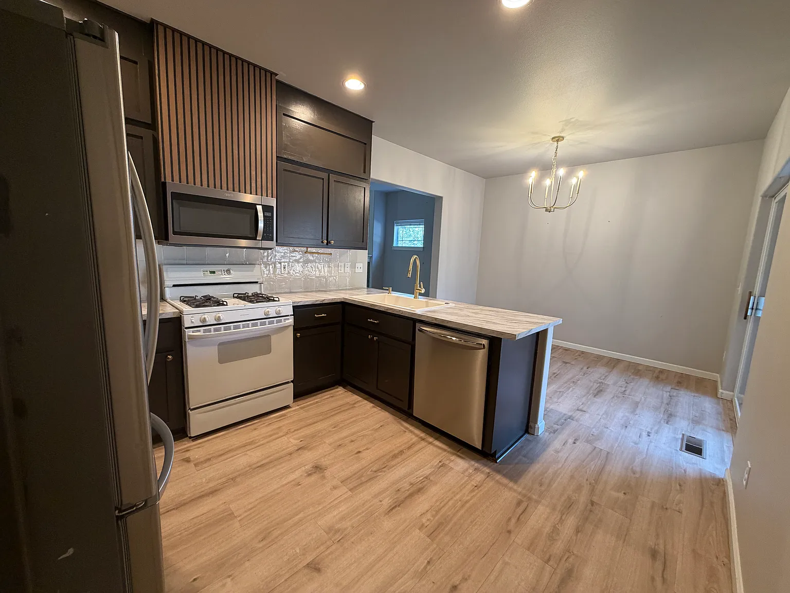 5 bed, 2526 sqft, $3,800 — Photo 3