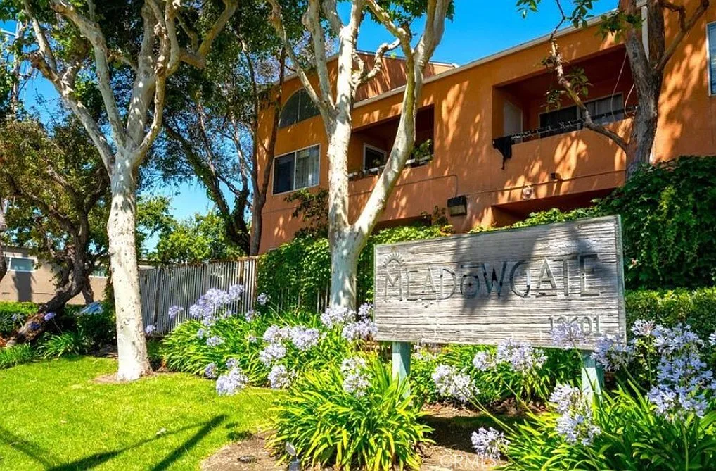 2 bed, 910 sqft, $2,500 — Photo 1