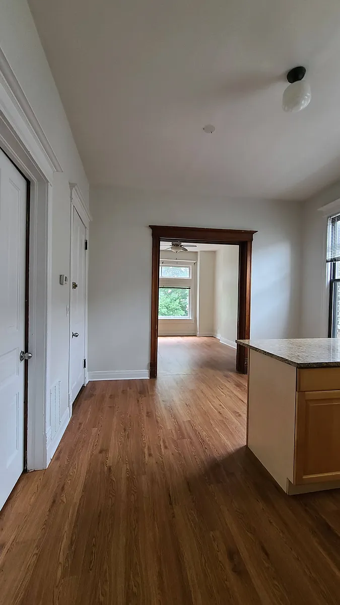 Building Photo - 2436 N Maplewood Ave #2F