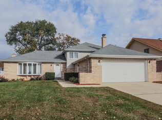 1820 Eaton Dr, Woodridge, IL 60517