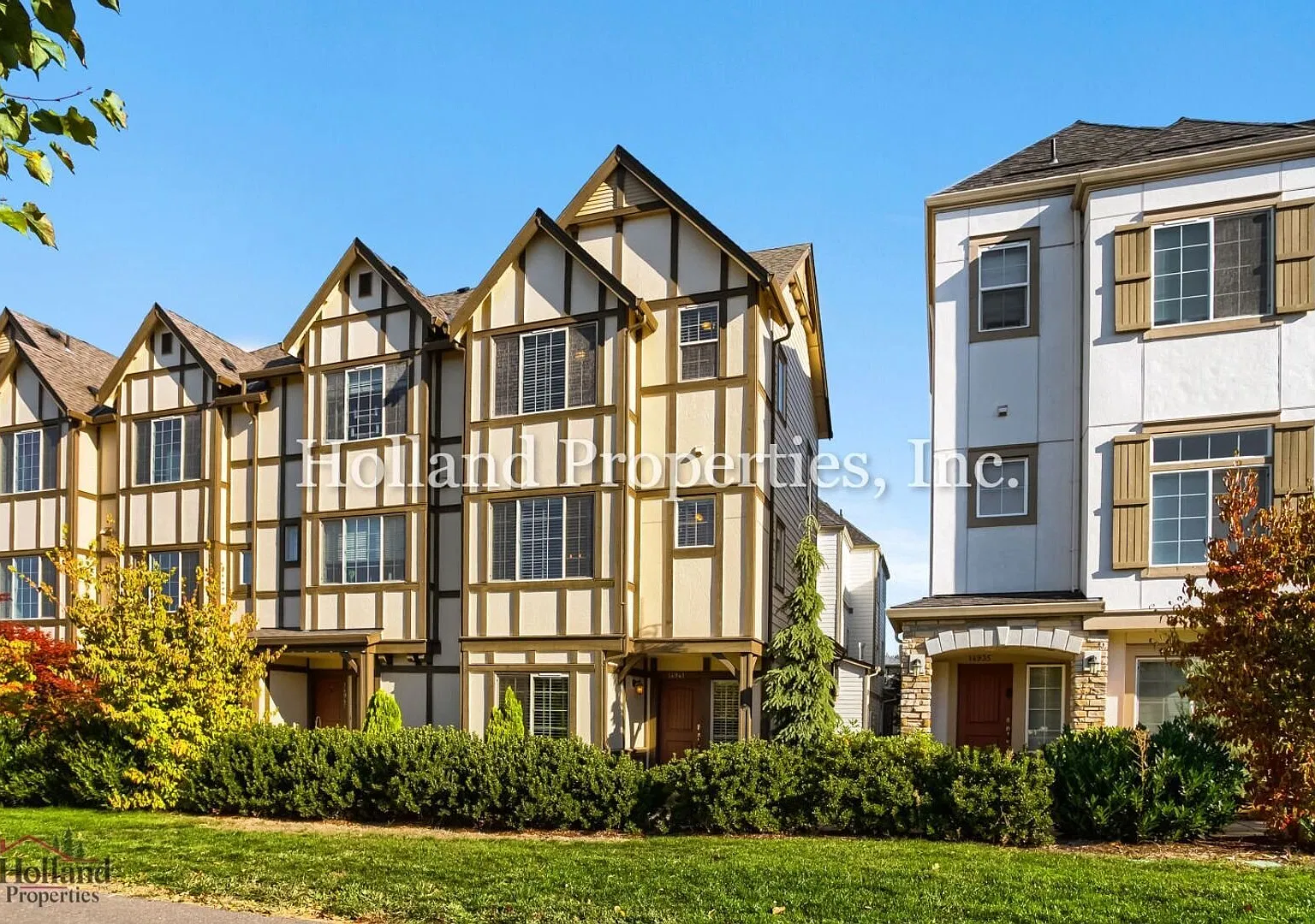 Your Bethany Retreat Awaits! Spacious Living, Stylish Comfort & Backyard Fun — Photo 2