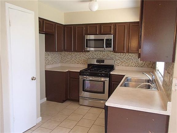 4th image of 907 Canterfield Ln