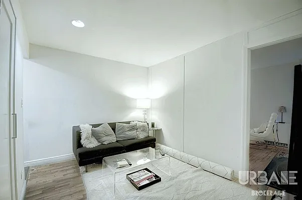 Rented by Urbane Brokerage | media 25