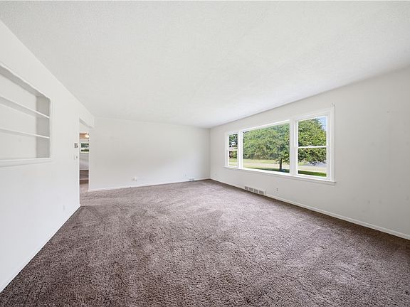 5th image of 249 Ellington Dr