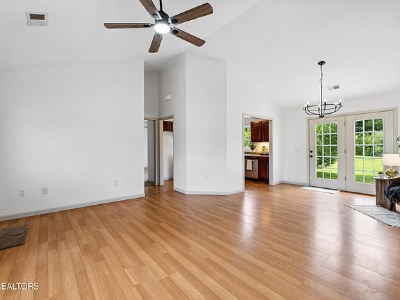 4th image of 2209 Pinewood Dr