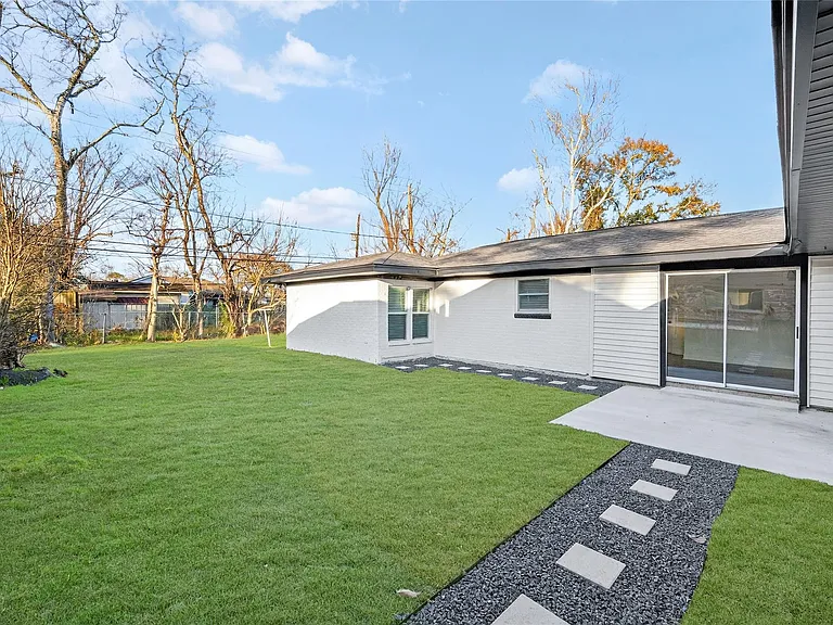 535 Elton St — Photo 12
