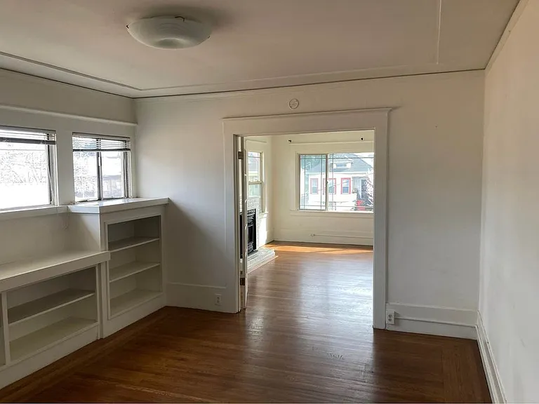 870 55th St #B — Photo 2