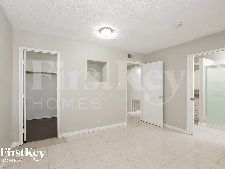 825 Antigua St — Photo 9