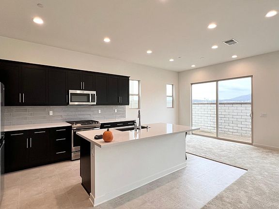 5th image of 432 Clubhouse Dr