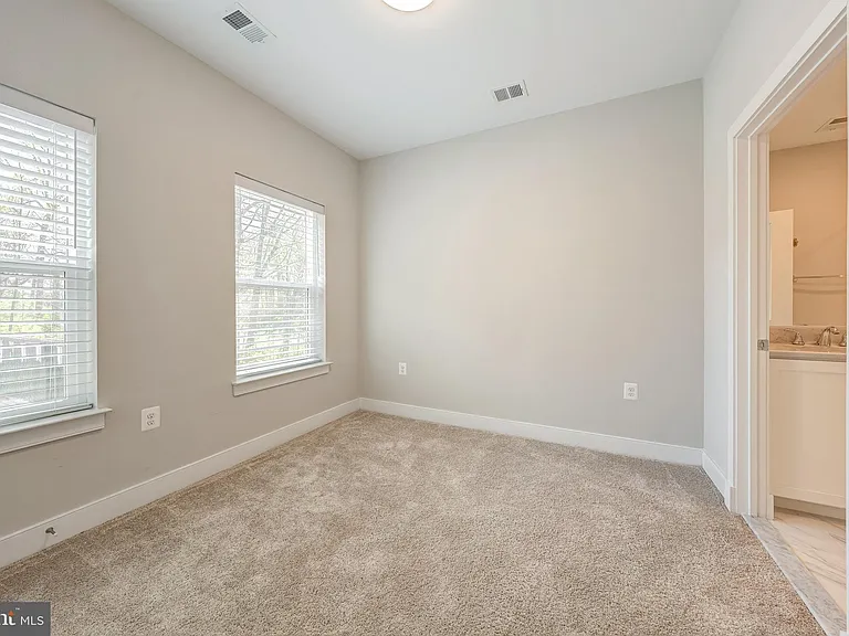 10326 Grosvenor Pl — Photo 35