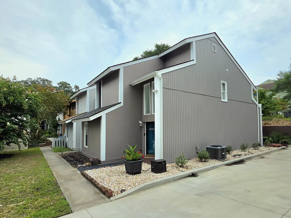 310 74th Ave N