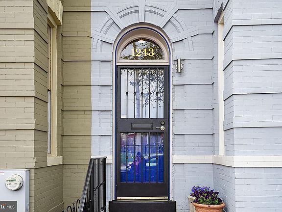 2nd image of 1243 E St SE