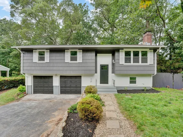 9 Parkwood Drive, Ledyard, CT 06335