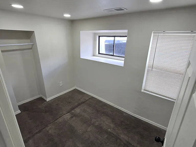 403 S Leroux St — Photo 13