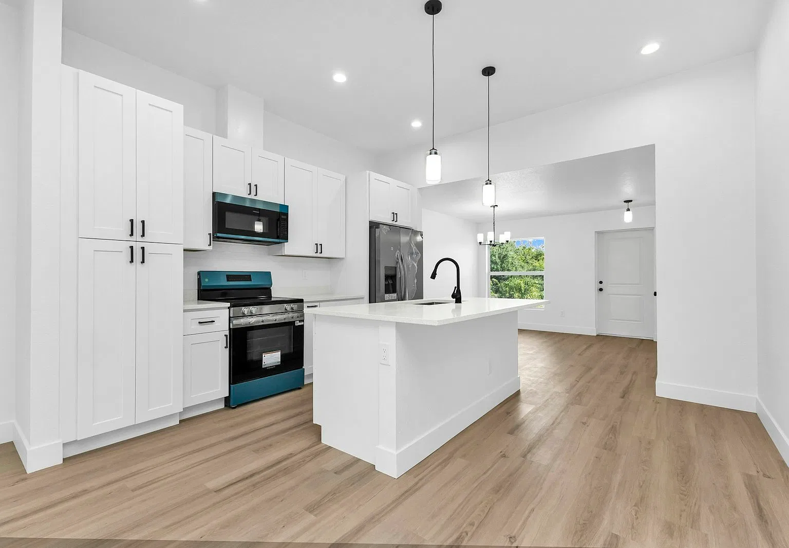 27087 Washington St — Photo 3