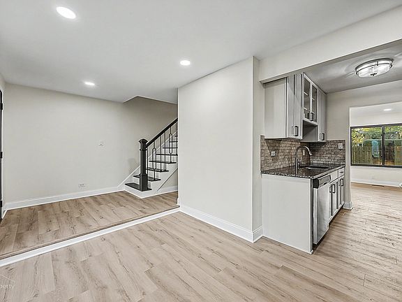 4th image of 524 Yosemite Ct