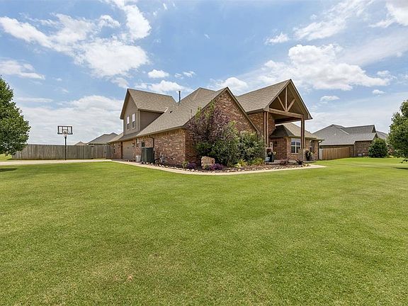 4th image of 4024 Southridge Ln NE