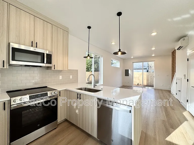 4381 SE Tolman St #1 — Photo 4