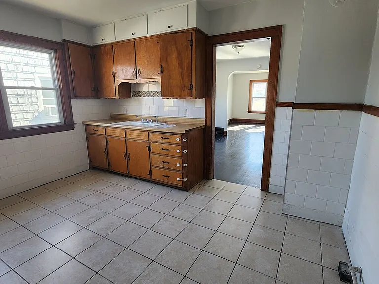 10401 Homeworth Ave — Photo 6
