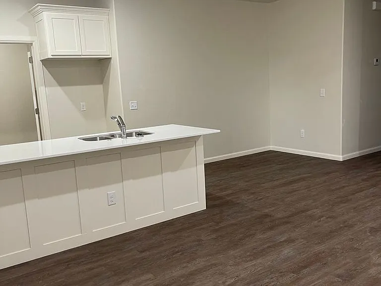 1313 Brooks Dr — Photo 3