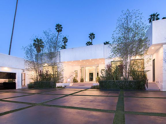 2nd image of 900 N Hillcrest Rd