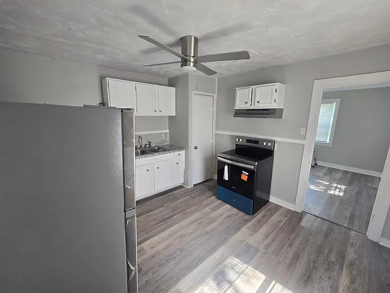 438 W Ash St — Photo 2