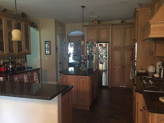 Gourmet kitchen w SS appls